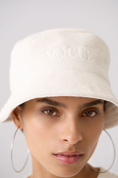 「VOGUE Collection」の2023年夏コレクションの「『VOGUE』ロゴ バケットハット」着用画像