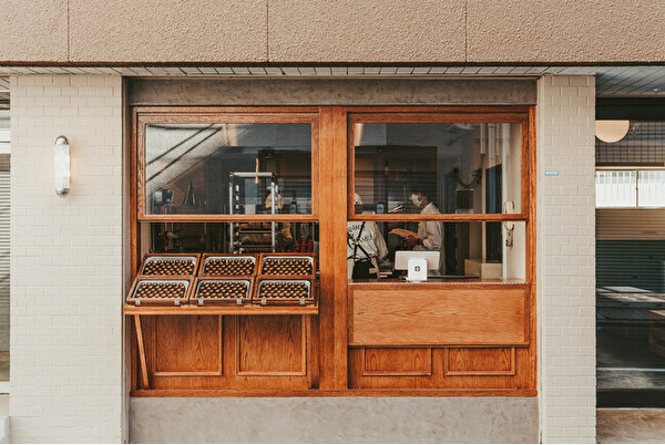 東京・蔵前の焼き立てカヌレ専門店「KURAMAE CANNELE」1階のテイクアウトカウンター