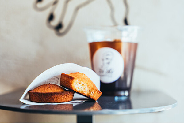東京・恵比寿のコーヒースタンド＆菓子工房「JOE TALK COFFEE」で販売される「JOEの焼きたてフィナンシェ」とコーヒー
