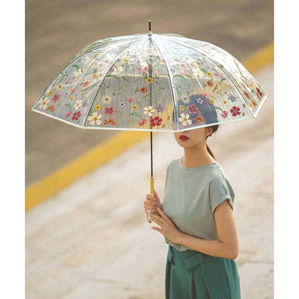 この傘となら「梅雨空も良いね」って思えそう。アネモネやデイジーを刺繍風にプリントした傘が、Wpc.に登場