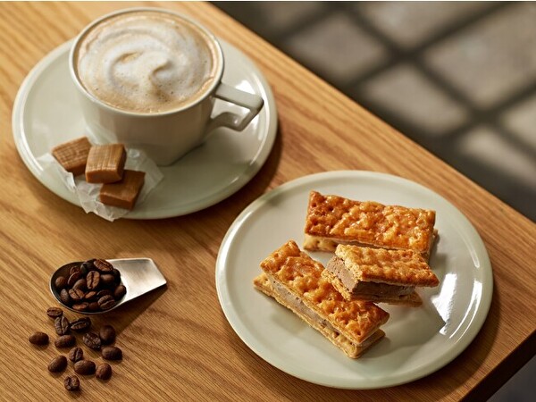 スイーツブランド「FiOLATTE」のカフェラテが香る定番アイテム「ミルフィユ」