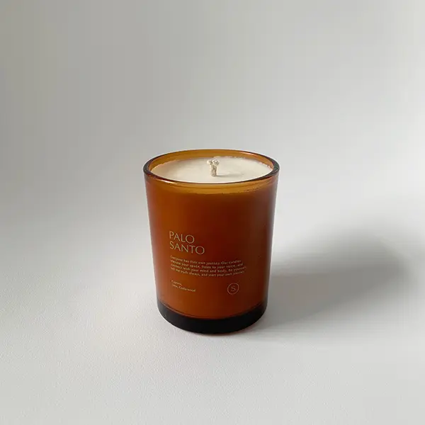 「Seluk Studio（セルク ストゥディオ）」の「Amber Glass Candle」の『PALO SANTO』
