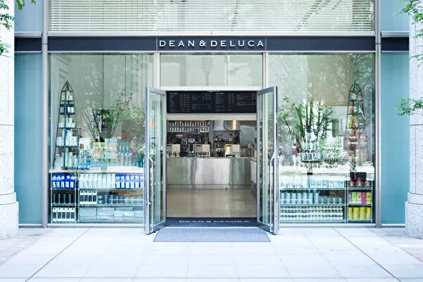 オープン20周年を迎えた「DEAN & DELUCAカフェ丸の内」の外観