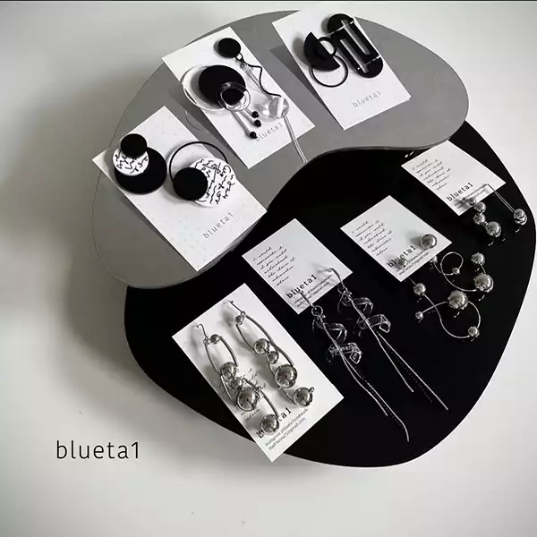 「blueta1」の独創的なデザインのピアス達