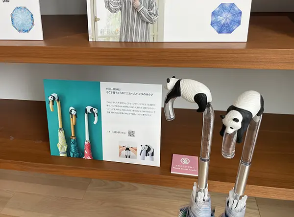 体験型アンブレラスカイ展『ショールーミングストア「弾む景色とわたし」』に展示されている「そこで寝ちゃうの？ だら～んパンダの傘タグ」