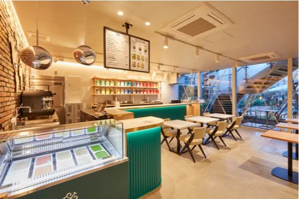 東京・自由が丘のお茶専門カフェ「THREE TEA CAFE」の店内
