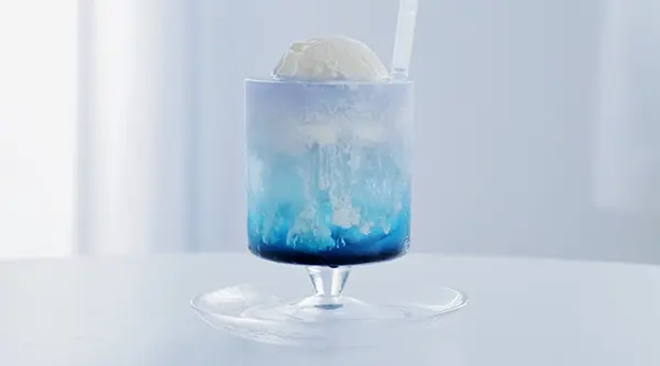 「【tomei×SHINRA】透明を味わう」で登場する「Reiu 零雨」を使ったクリームソーダ