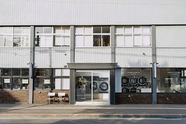 北海道・札幌にリニューアルオープンした「とみおかクリーニング w/ Cafe ＆ Laundry 札幌本店」の外観