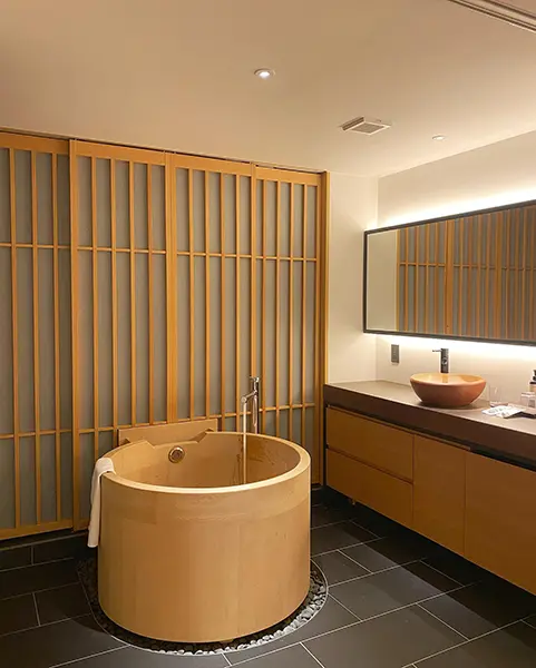京都・三条にあるホテル「nol kyoto sanjo」の檜風呂