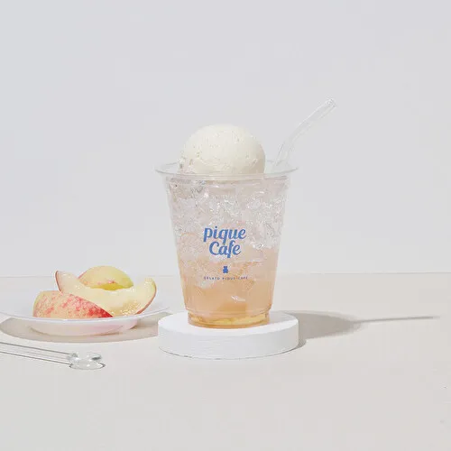 gelato pique cafeの夏限定メニュー「カラフルジェラート」を浮かべた「ピーチフロート」