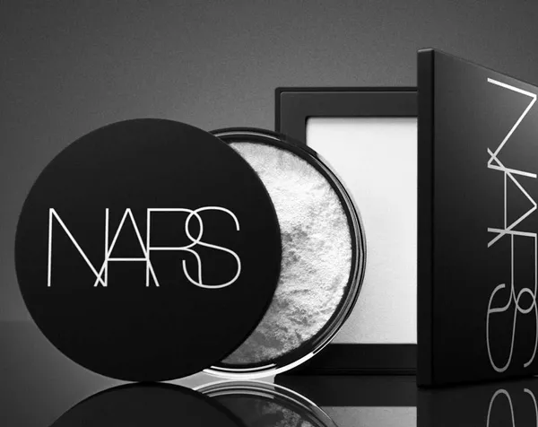 NARSの「ライトリフレクティングセッティングパウダー」
