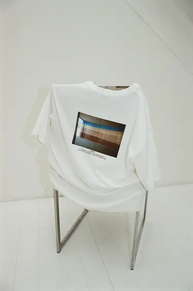 「emmi」×フォトグラファー・後藤啓太さんのコラボによる「UpDRIFTフォトTシャツ」