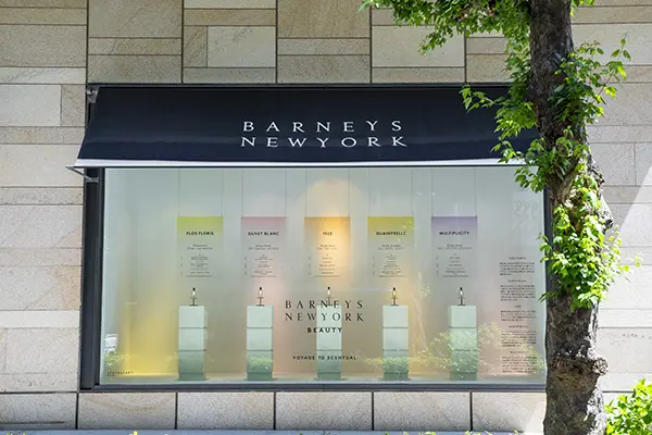 香水コレクション「BARNEYS NEW YORK EDU DE PARFUM」が飾られた、バーニーズ　ニューヨークのショーウィンドウ