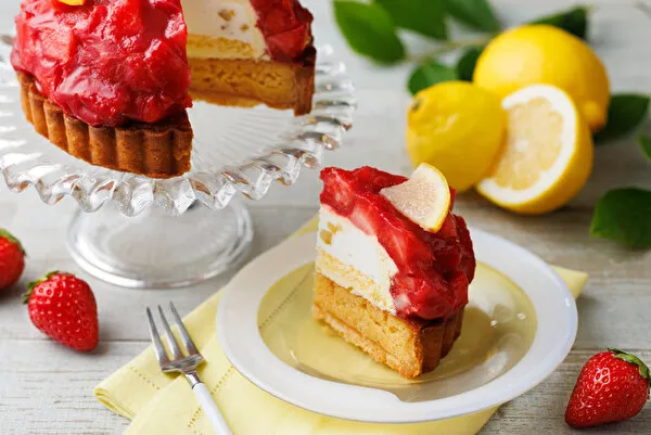 いちごスイーツ専門店ICHIBIKOのオンラインショップ限定ケーキ「夏いちごと瀬戸内レモンのタルト」