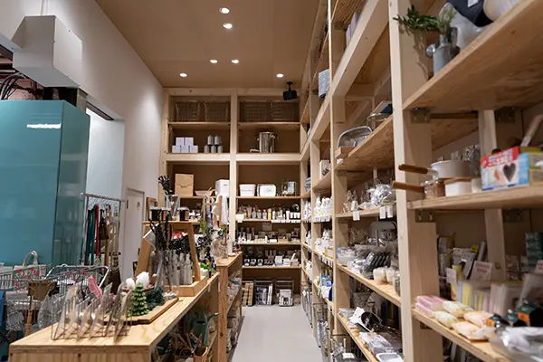 北海道・札幌にリニューアルオープンした「とみおかクリーニング w/ Cafe & Laundry 札幌本店」のライフスタイルショップ