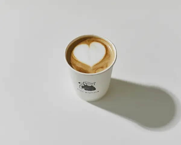 神奈川・川崎のコーヒースタンド「わんわん ありがとうの日 COFFEE」で提供されているカフェラテ