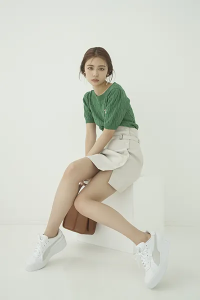 LILY BROWNとPUMAのコラボアイテムの「CALI WEDGE x LILY BROWN」着用画像
