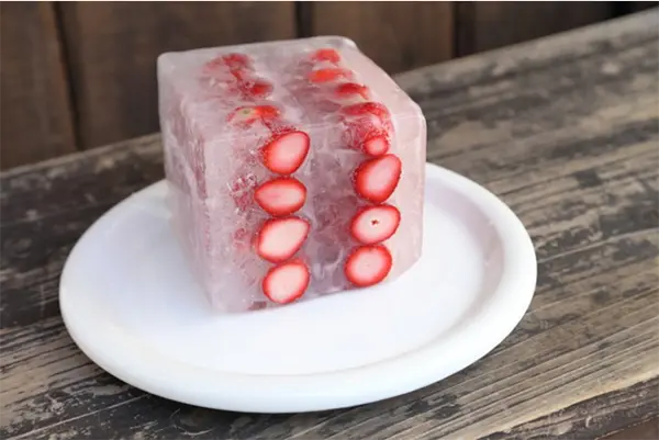 「uka」が手掛けるカフェ「ukafe」の「ウカキ氷」に使用される「苺氷り」
