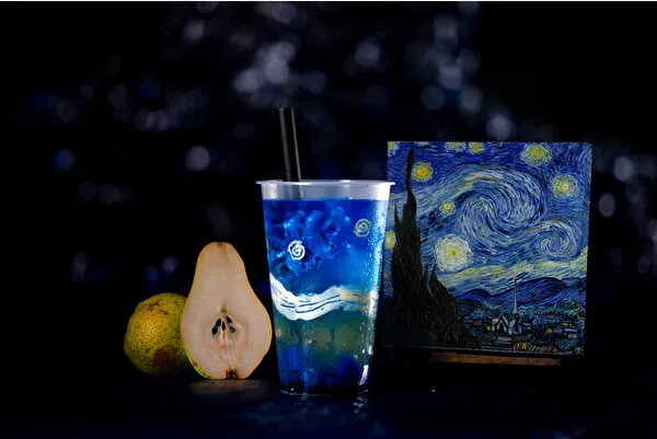 大阪のギャラリーカフェ「unimocc」で販売されるゴッホの名画「星月夜」をイメージしたドリンク