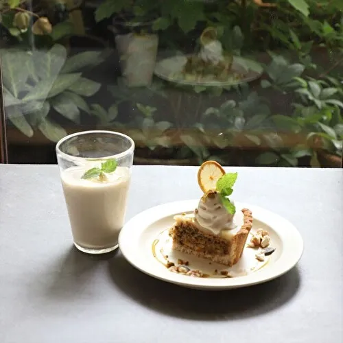 ヴィーガンカフェ「mumokuteki cafe KYOTO」のレモンスイーツフェアメニュー「季節のタルト レモン」と「季節のシェイク レモン」