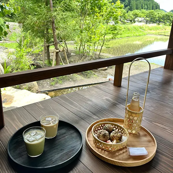 熊本にあるカフェ「喫茶 竹の熊」のおこわと飲み物