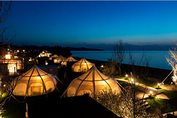 兵庫県淡路島西海岸の「PICNIC GARDEN GRAMPING」のドーム型玉ねぎテントの夜景
