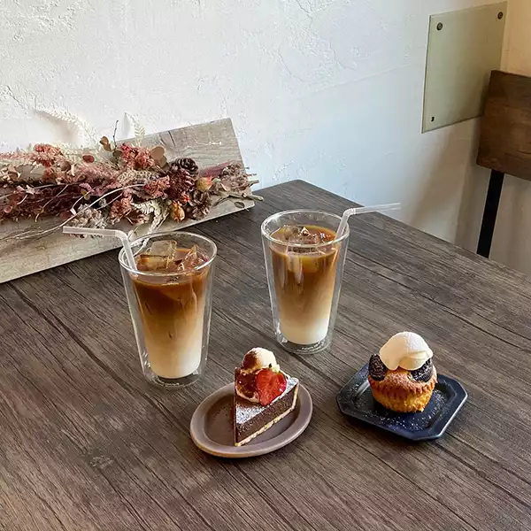 大阪にあるカフェthis oneのショコラタルトとマフィン
