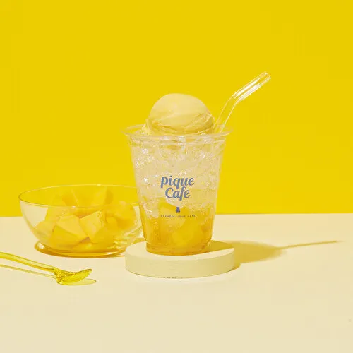 gelato pique cafeの夏限定メニュー「カラフルジェラート」を浮かべた「マンゴーフロート」