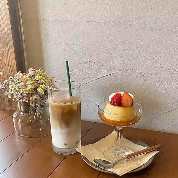 下北沢のカフェ「おしゃれサロンマツオ」のプリンとカフェラテ
