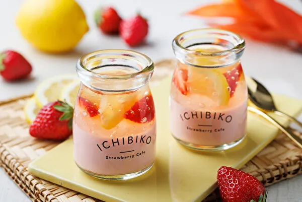 いちごスイーツ専門店ICHIBIKOの夏限定スイーツ、2層仕立ての「杏仁いちごレモネードゼリー」