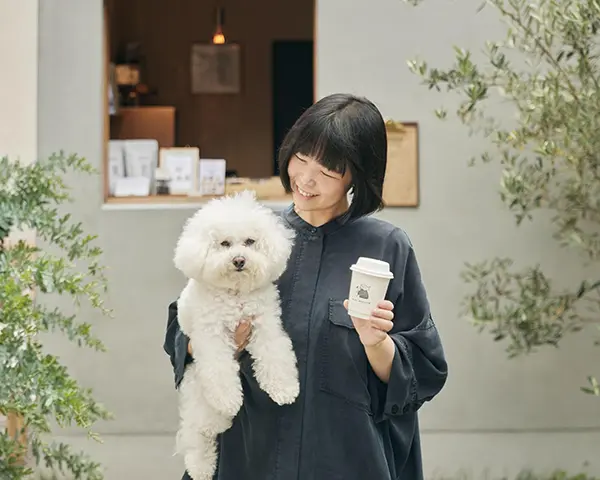 神奈川・川崎のコーヒースタンド「わんわん ありがとうの日 COFFEE」の外観と犬