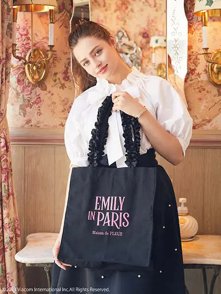 Maison de FLEURと『エミリー、パリへ行く』のコラボレーションの「EMILY IN PARIS/フリルトートバッグ」