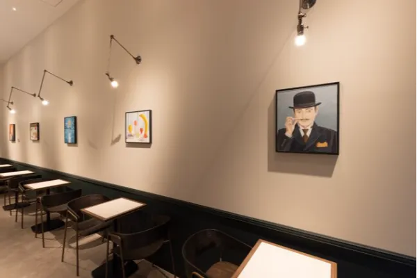 東京・新丸ビルのフランス焼菓子専門店「Péché Mignon ARTISAN DE SAVEUR」のアートなカフェスペース
