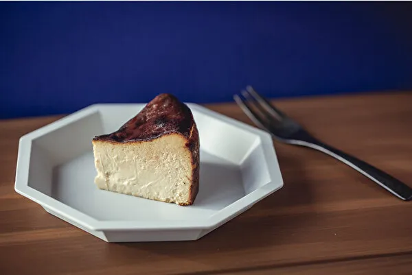 茨城県つくば発の新スイーツブランド「amaioto」の昼下がりの「ブラウンバスクチーズケーキ」