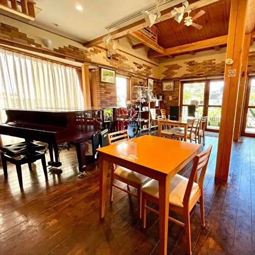 奈良県田原本町のカフェ「cafe arco」のグランドピアノやドラムセットが並ぶ店内