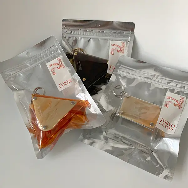 TOKYO LINQSの「acrylic pouch -square-」と「acrylic pouch -triangle-」のパッケージ