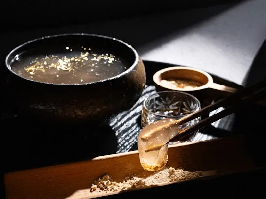 京都の和菓子カフェ「笹屋昌園　CAFE & ATELIER」の看板メニュー「本わらびもち」