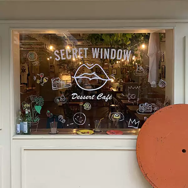 新大久保にある「CAFE SECRET WINDOW」の外観