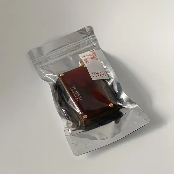 TOKYO LINQSの「acrylic card case - leather edition-」のパッケージ