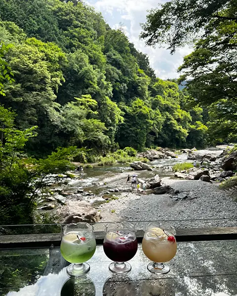 東京・あきる野市にあるカフェ「野外テラス 水の音」のクリームソーダ