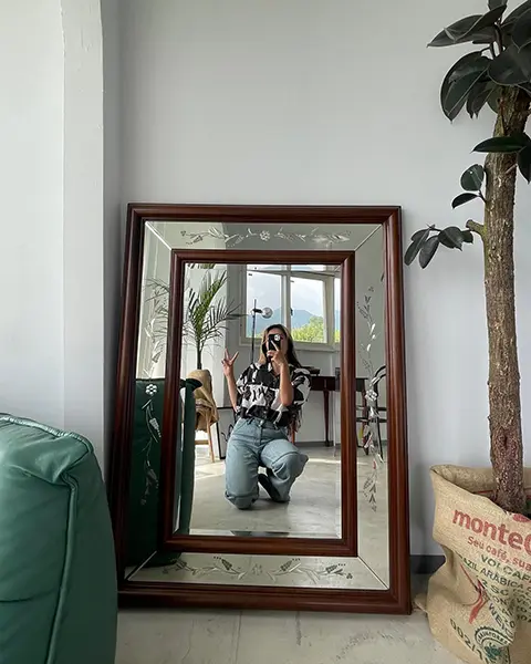 熱海のホテル「HOTEL 2YL ATAMI」の鏡に映る女性