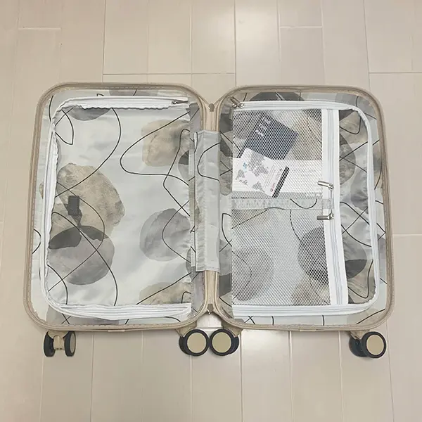 トラベルブランド「Aww」の機内持ち込み可能なスーツケース「Original Front Open -TRIP- 」の内装