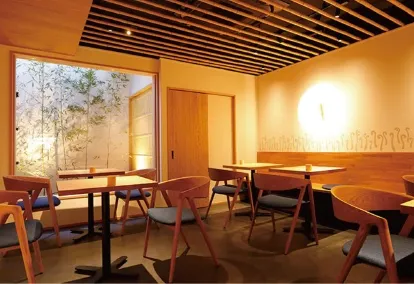 京都の和菓子カフェ「笹屋昌園　CAFE & ATELIER」の店内カフェスペース