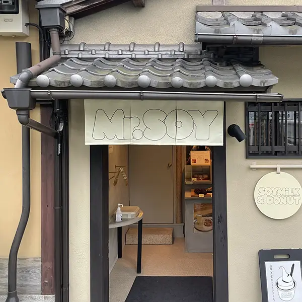 京都・桝屋町のカフェ「Mr.SOY」の京町家のような外観とロゴ入りのれん