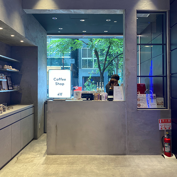 日本初のコーヒーショップを併設する「H&M 銀座並⽊通り店」