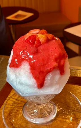 中町氷菓店が監修する「ナカメグロアイスマン」で楽しめる定番の「生イチゴ氷」