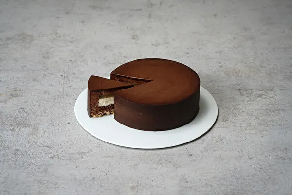 東京・祖師ヶ谷大蔵にオープンする「Minimal」パティスリーのシグネチャー「チョコレートケーキ」