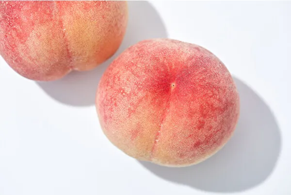 ブランチカフェ「フリッパーズ」の夏季限定「奇跡のパンケーキ　まるごと白桃」に使われる国産白桃