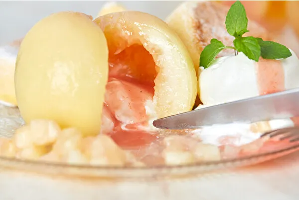 ブランチカフェ「フリッパーズ」にて夏季限定で楽しめる「奇跡のパンケーキ　まるごと白桃」
