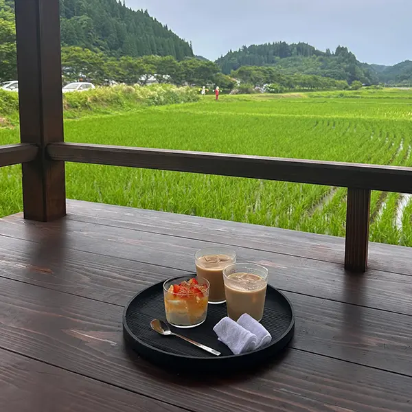 熊本・南小国の「喫茶 竹の熊」で提供されるメニューと、店内からの景色